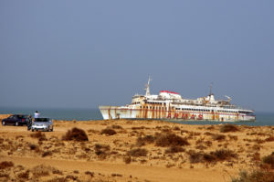 Aspecto del ferry Assalama encallado cerca de la costa frente a la localidad de Tarfaya