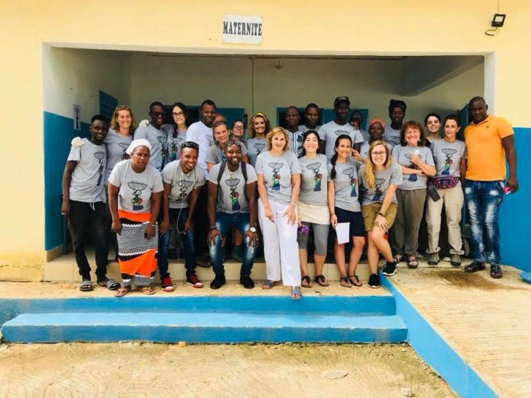 Grupo de voluntarios en el dispensario de Dindefelo