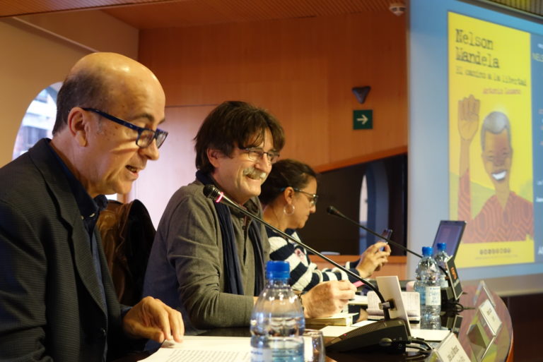 Antonio Lozano en Casa África durante la presentación de su libro 'Nelson Mandela'