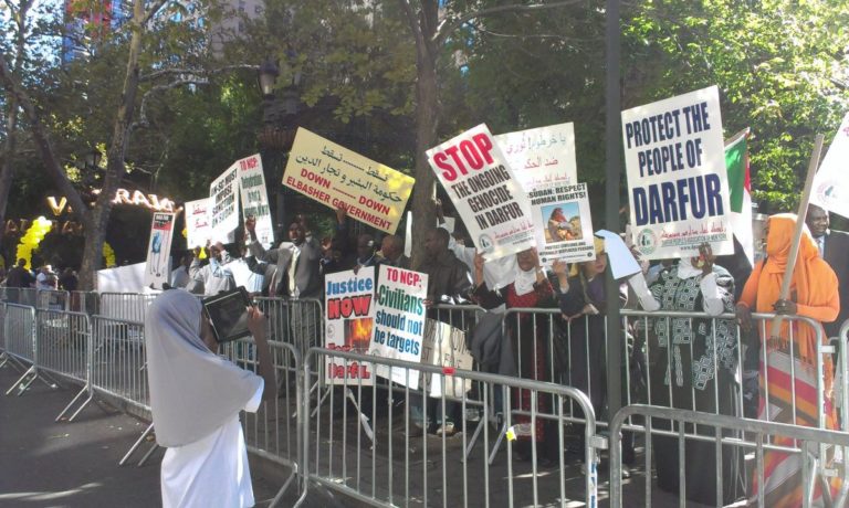 Manifestantes en la plaza Dag Hammarskjold de Nueva York pidiendo el arresto de Omar Al-Bashir el 24 de septiembre de 2013