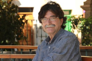 Antonio Lozano escribió un texto sobre su querido Tánger y toda la publicación está dedicada a su memoria.