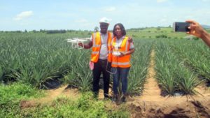 Empleados de Ziongate Geospatial y Research Services se preparan para sobrevolar las tierras con drones, Ghana. Ziongate Geospatial and Research Services   