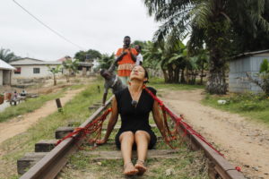 Descolonización 1 con cabellos atados. Fotoperformance de Gloria Godínez Kumasi, Ghana, PIAR 2019. (Imagen: Nina Claire).