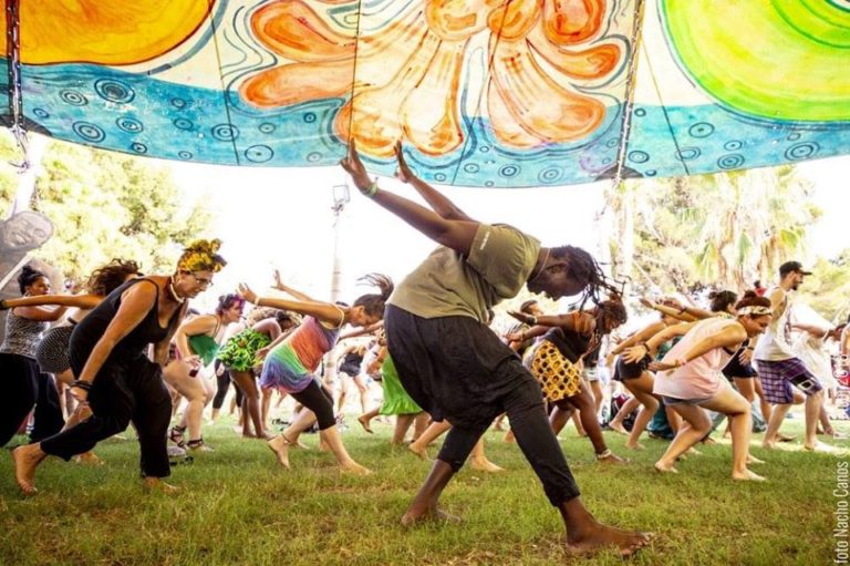 Los Hermanos Thioune imparten talleres de danza africana donde aúnan la energía de los movimientos y la percusión.