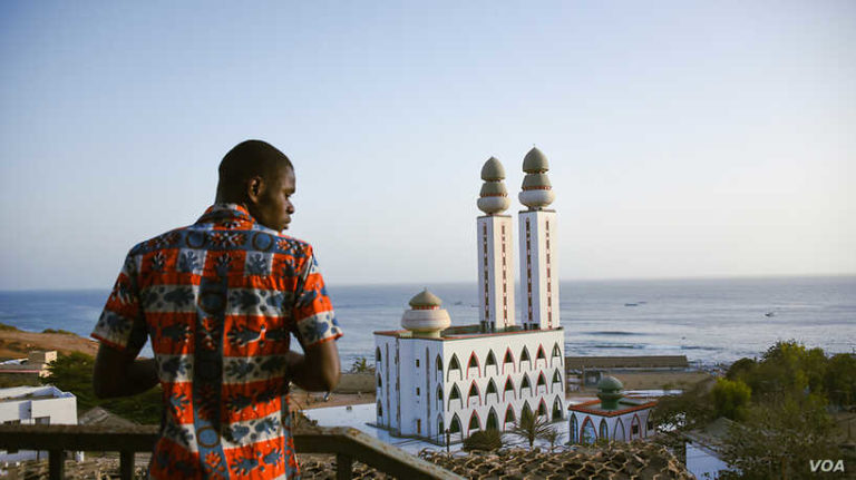Una vista de la mezquita de la Divinidad de Dakar que este año vive su Ramadán a la sombra del coronavirus, Imagen OVA