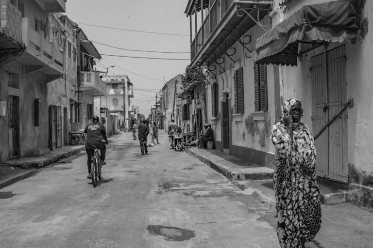 En Banjul, la capital, la vida va al ralentí y vive el ramadán más extraño. Imagen: Emilia Sacristán.