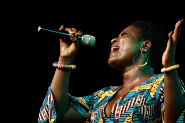 El principal papel de la diplomacia cultural es promover el diálogo transnacional entre culturas y naciones, en el que la sociedad civil desempeña un papel protagonista. Banda ghanesa Yibor Afric Band. Imagen: Joan Tusell.