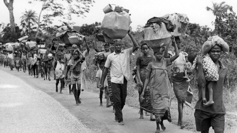 Desplazamiento de la población en el sudeste de Nigeria en 1968 durante el pico de la guerra de Biafra. Imagen: AP-PHOTO/RJS/STF/KURT STRUMPF