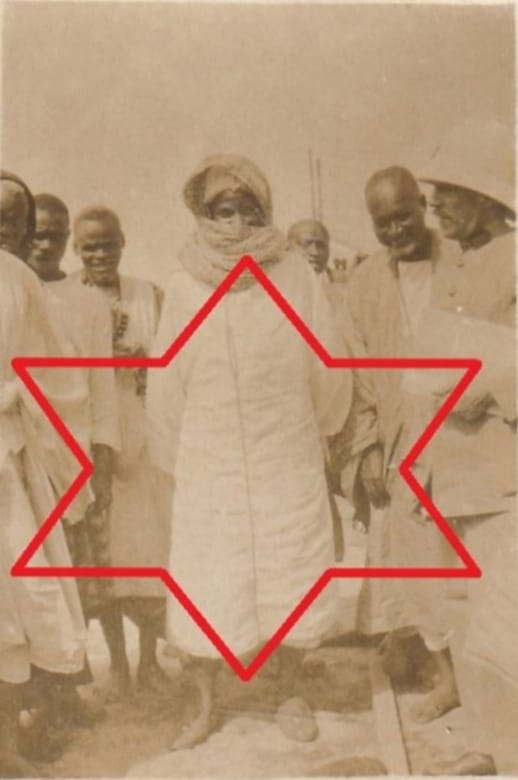 El protagonista de esta foto es, supuestamente, Ahmadou Bamba, teólogo musulmán fundador de Los Muradíes y de la ciudad de Touba (Senegal) en el año de 1887.