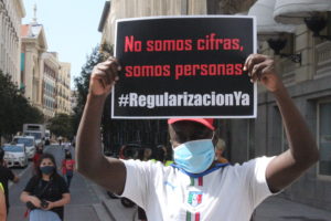 Un manifestante por la regularización el pasado 26 de junio. Imagen: Salvador Carnicero