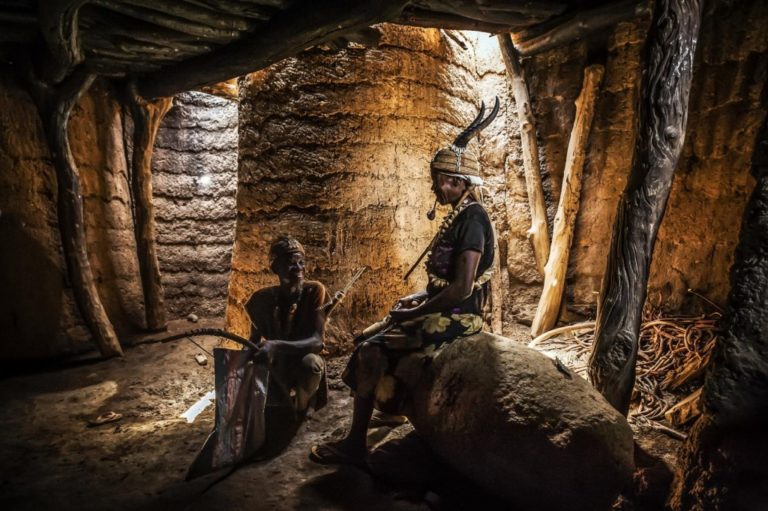 No debemos olvidar que los primeros ecologistas son las poblaciones de los mal llamados poblados 'primitivos'. Imagen de los guerreros Somba de Togo realizada por Antonio Aragon
