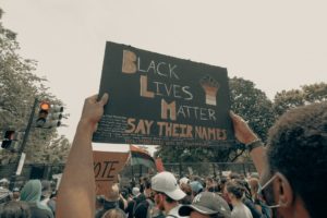 "El racismo es una enfermedad social y el antídoto estriba en la interculturalidad" dice el profesor Kabunda. Imagen: Clay Banks para Unsplash