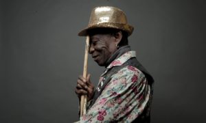 Última sesión fotográfica de Tony Allen. Allen tiene una crucial importancia para entender el peso creciente de las músicas africanas, en su caso el afrobeat, en el pop global.