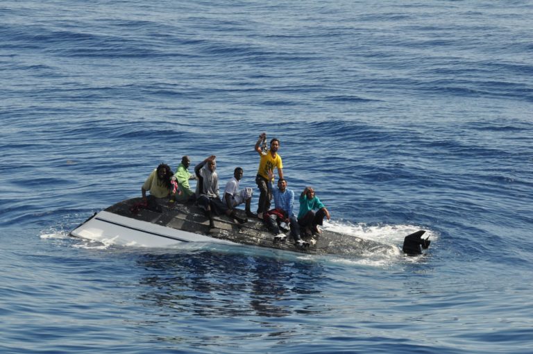 L’apparition de la pandémie du coronavirus et les fermetures de frontières qui s’en sont suivies n’ont pas freiné la migration de jeunes Africains vers l’Europe. Au contraire. Comme par le passé, ils sont poussés sur les chemins de l’émigration illégale par l’instabilité politique, la crise sécuritaire et la recherche d’un meilleur bien-être. Image : Coast Guard News sur Flickr