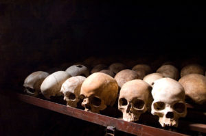 Imagen de las calaveras en Nyamata, en Ruanda, donde se preserva la memoria del genocidio. Imagen de Wikipedia.