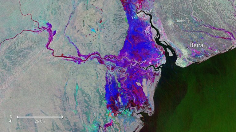 El ciclón Idai tocó tierras de Mozambique en la noche del 14 al 15 de marzo de 2019. Con olas de 2,5 metros y vientos de 150 km/h, borró tierras agrícolas por completo en algunas zonas y fue catalogado por el secretario general de las Naciones Unidas como “una de las peores catástrofes relacionadas con el clima en la historia de África”. Imagen: European Space Agency en Flickr