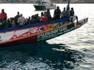 Cayuco con 195 personas arribado a las 9 hrs del 23 de octubre de 2020 al puerto de Los Cristianos en la isla de Tenerife /José Segura.