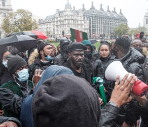 Protestas relacionadas con el movimiento #EndSARS en Londres. Imagen de Ehimetalor Akhere Unuabona para Unsplash.