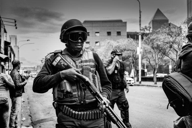 En África occidental, los ejércitos juegan un papel muy importante en la vida política. Imagen de Pawel Janiak en Unsplash.