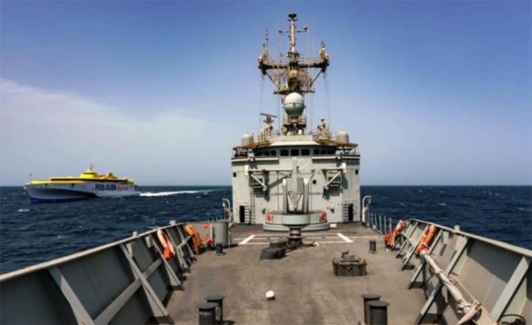 La fragata Santa María escolta al Bajamar Espress en aguas del Golfo de Adén. / Twitter Armada Española. Imagen: Kiosko Insular