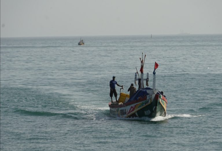 Somos capaces de escribir bellísimas crónicas sobre el dolor africano, pero apenas nos atrevemos a mencionar qué provoca el desgarro. No queremos mancharnos. Imagen: Cayuco de pesca por Joan Tusell