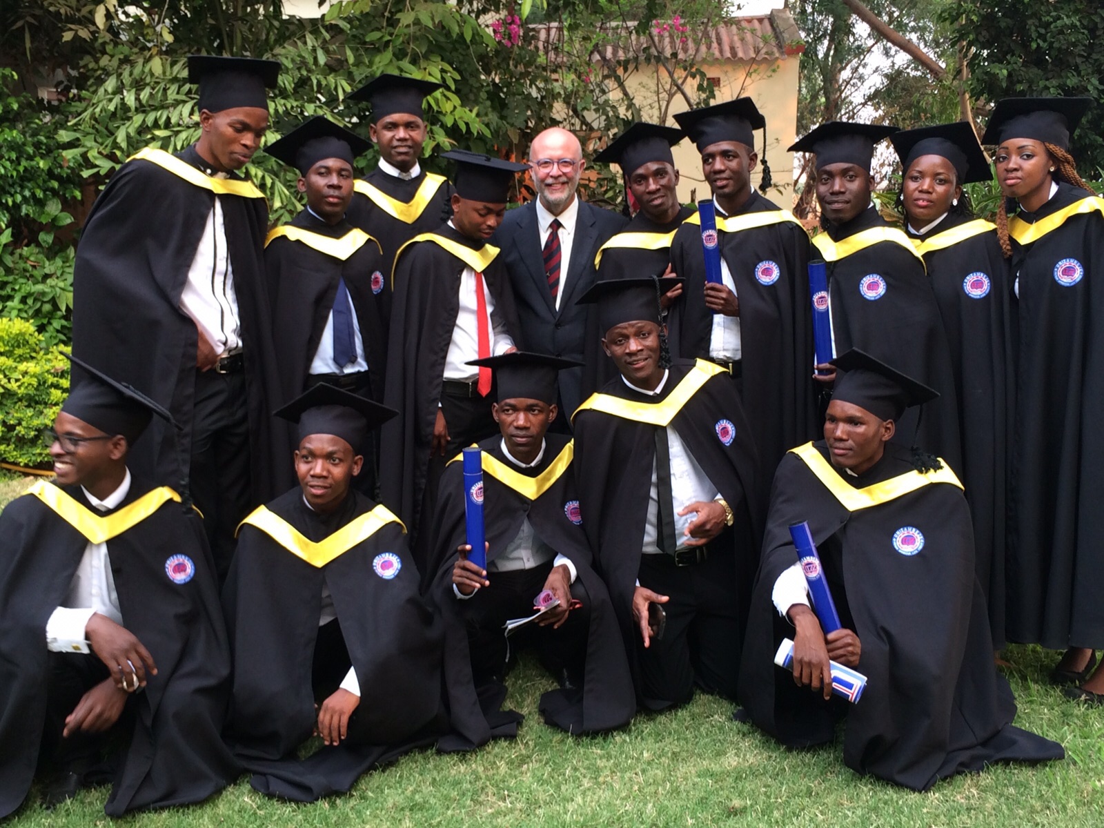 El Doctor Luis López, Premio Canarias de Cooperación en 2016, con una de las promociones de médicos graduados en la Unizambeze, en Mozambique. Imagen: Kioscoinsular.com