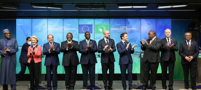 En la Cumbre UE-UA de 2022, de izquierda a derecha: Muhammadu BUHARI (presidente de Nigeria), Ursula VON DER LEYEN (presidenta de la Comisión Europea,), Abdel Fattah EL-SISI (presidente de Egipto), Cyril RAMAPHOSA (Sudáfrica), Charles MICHEL (presidente del Consejo Europeo), Emmanuel MACRON (presidente de Francia), Macky SALL (presidente de Senegal), Kaïs SAÏED (Túnez).
