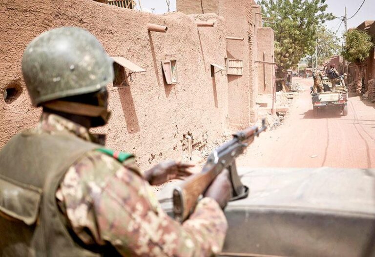 AFP/ MICHELE CATTANI - Tropas del ejército maliense patrullan la antigua ciudad de Djenne en el centro de Mali el 28 de febrero de 2020 (Atalayar)