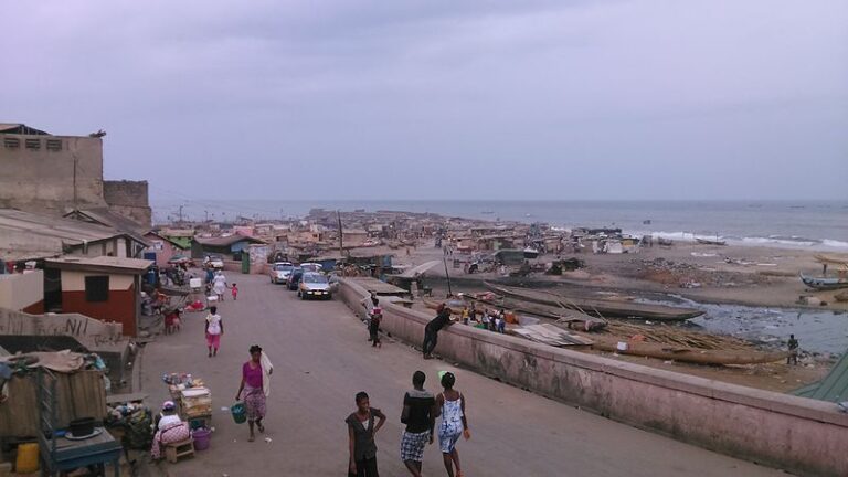 Ghana fue considerada, hasta hace muy poco, una historia de éxito económico. Puerto de Accra (Ghana). Imagen: Bukulu Steven para wikimedia