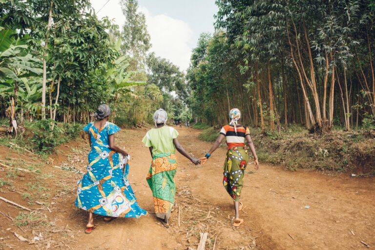Tres mujeres caminan de la mano (Cirhogole Village, Kivu Sur, RDC). Imagen: Ramón Sánchez Orense