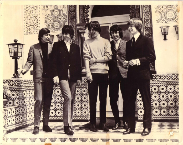 The Rolling Stones, fotografiados en Tánger durante una visita a Marruecos en 1964