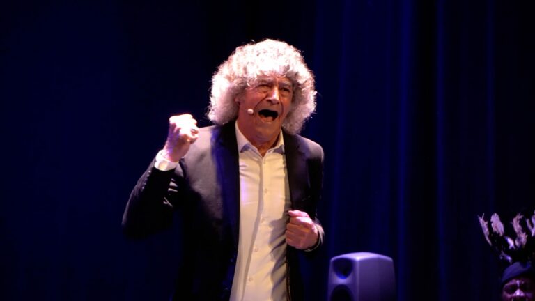 José de los Camarones en un momento de la actuación del 4 de abril de 2025 en la Sala Compañía (Jerez de la Frontera)