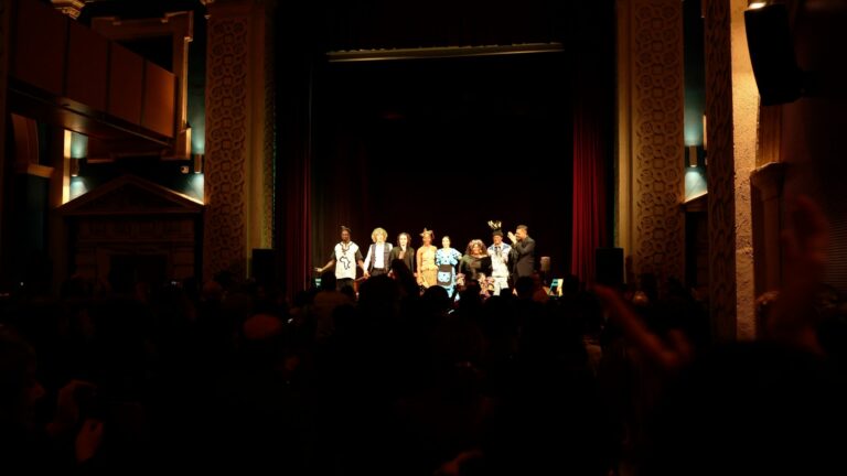Los 8 artistas al acabar el concierto del 4 de abril