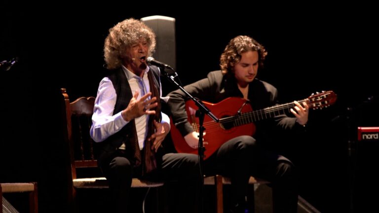 José de los Camarones y Manuel Cerpa en un momento de la actuación del 4 de abril de 2025 en la Sala Compañía (Jerez de la Frontera)