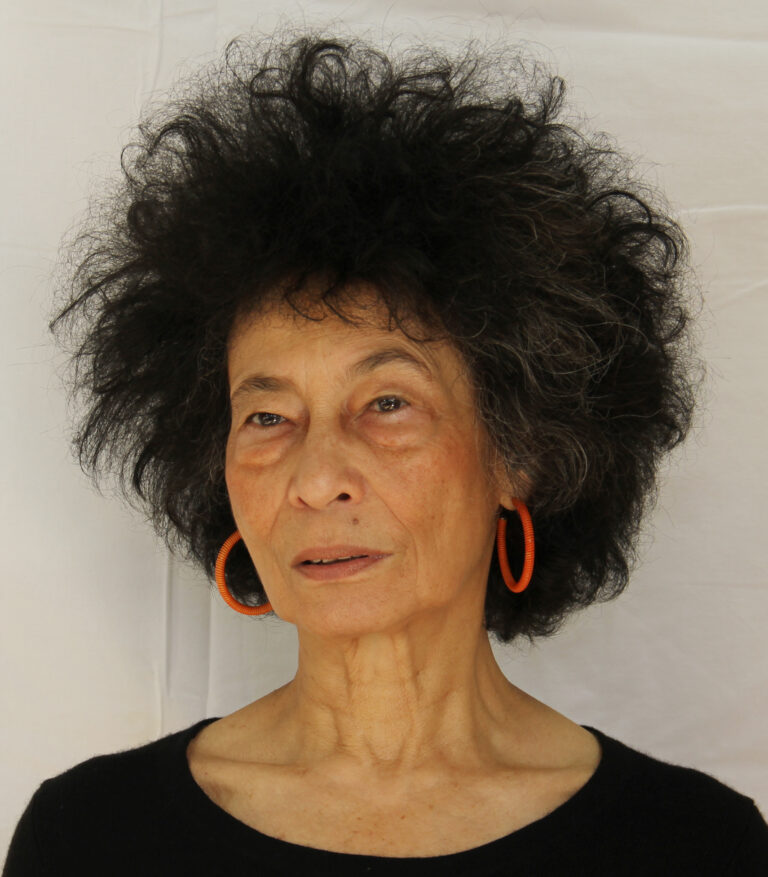 Zoë Wicomb participó en nuestro título 'Ellas también cuentan' > https://ellastambiencuentan.com/zoe-wicomb/